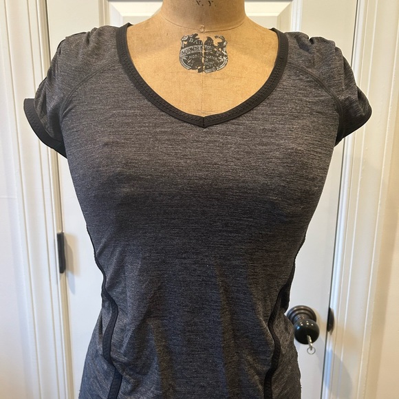 Lululemon • Team Spirit Tech Short Sleeve Black • Size 4 - Picture 4 of 8